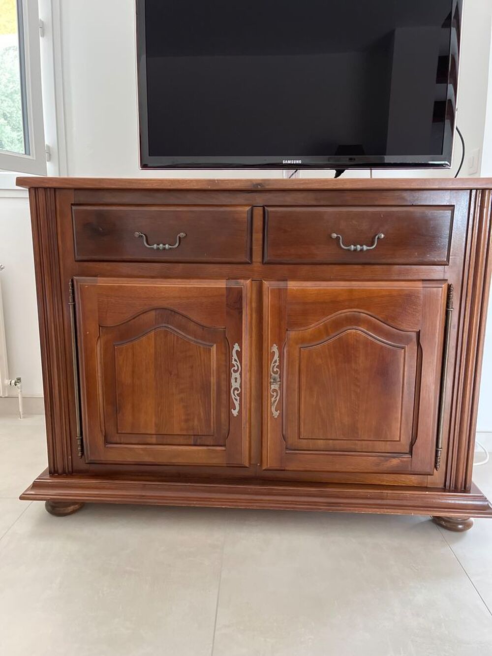 Buffet en noyer massif. Meubles