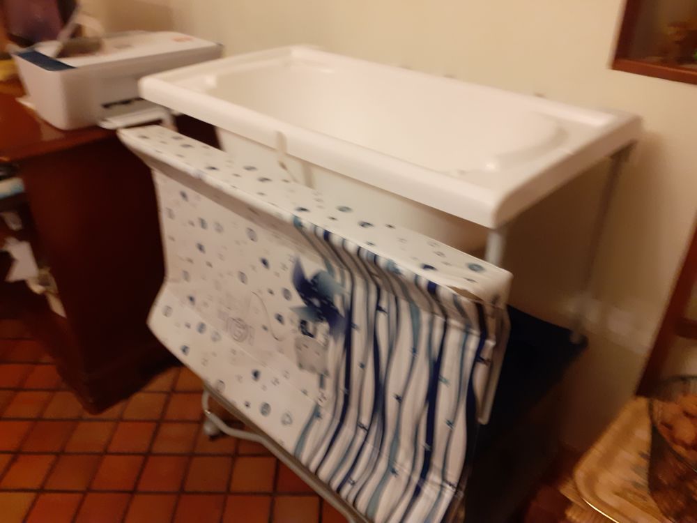 TABLE A LANGER AVEC BAIGNOIRE INTEGREE Puriculture