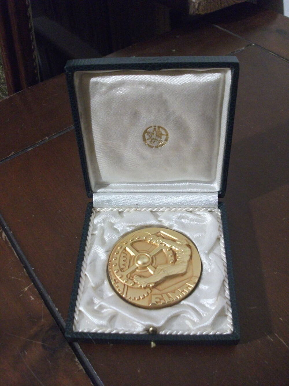 M&eacute;daille d'or f&eacute;d&eacute;ration industries m&eacute;caniques Bijoux et montres