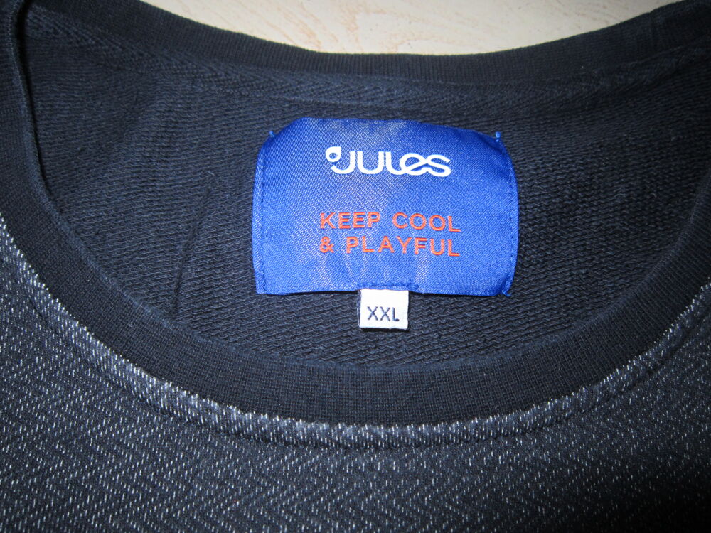 Un sweat (particularit&eacute; plastron devant) Vtements
