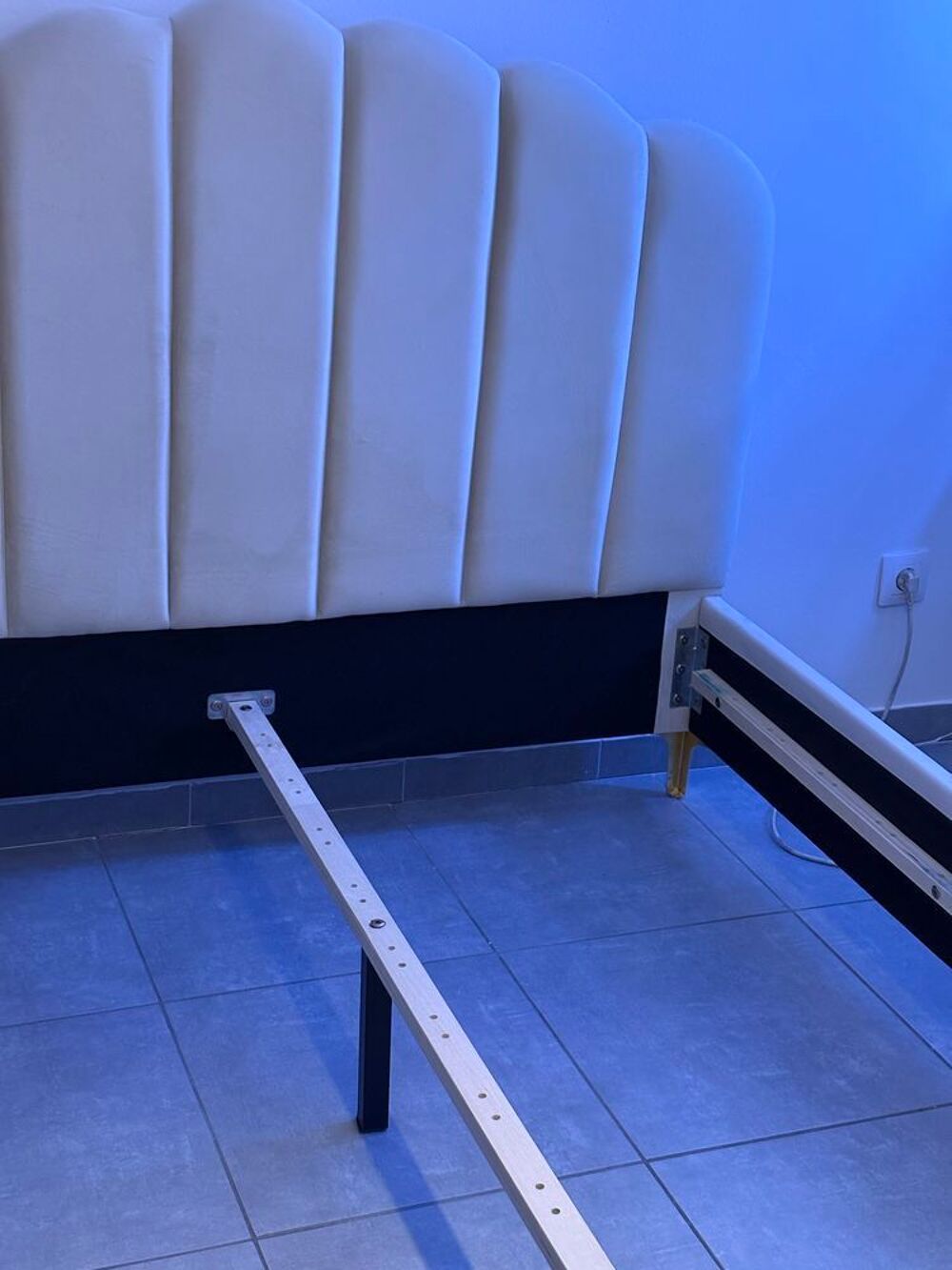lit 190*140 en velours beige Meubles