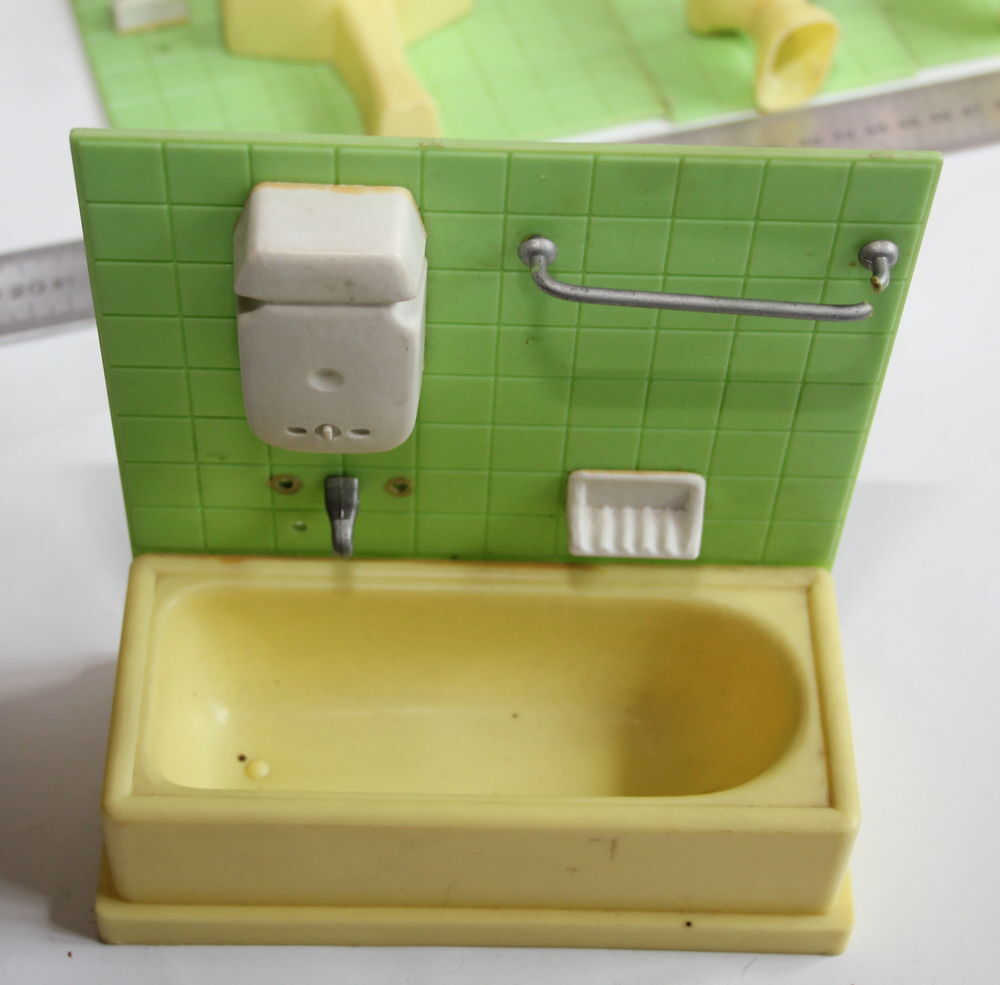 Meubles de poup&eacute;e 1960 salle de bain Jeux / jouets