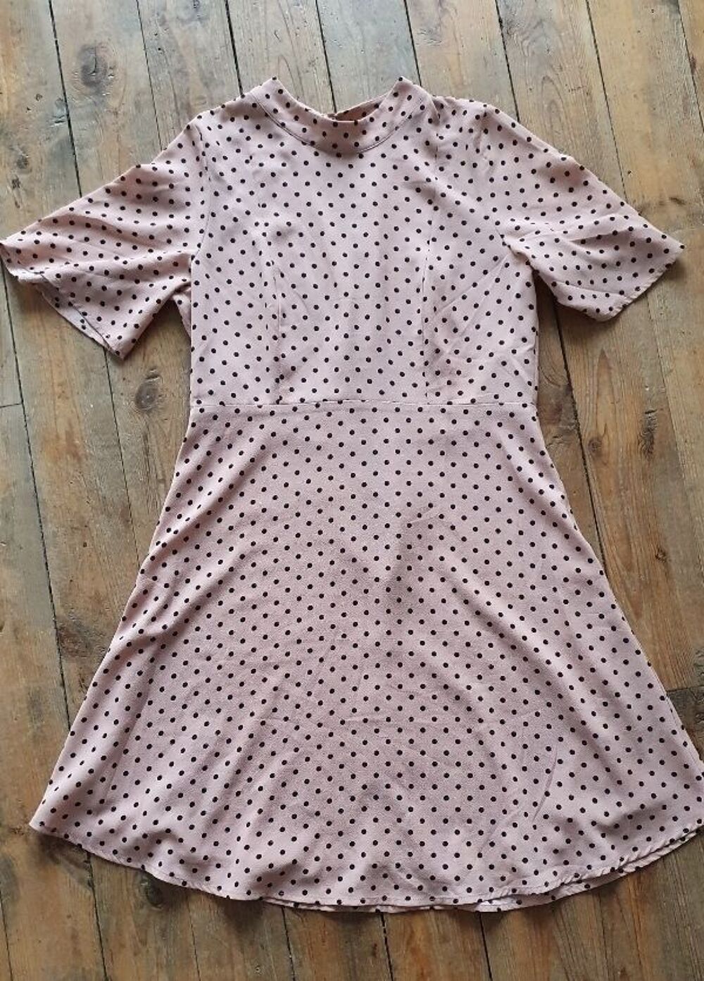 Robe &agrave; manches rose p&acirc;le et &agrave; pois noirs Vêtements