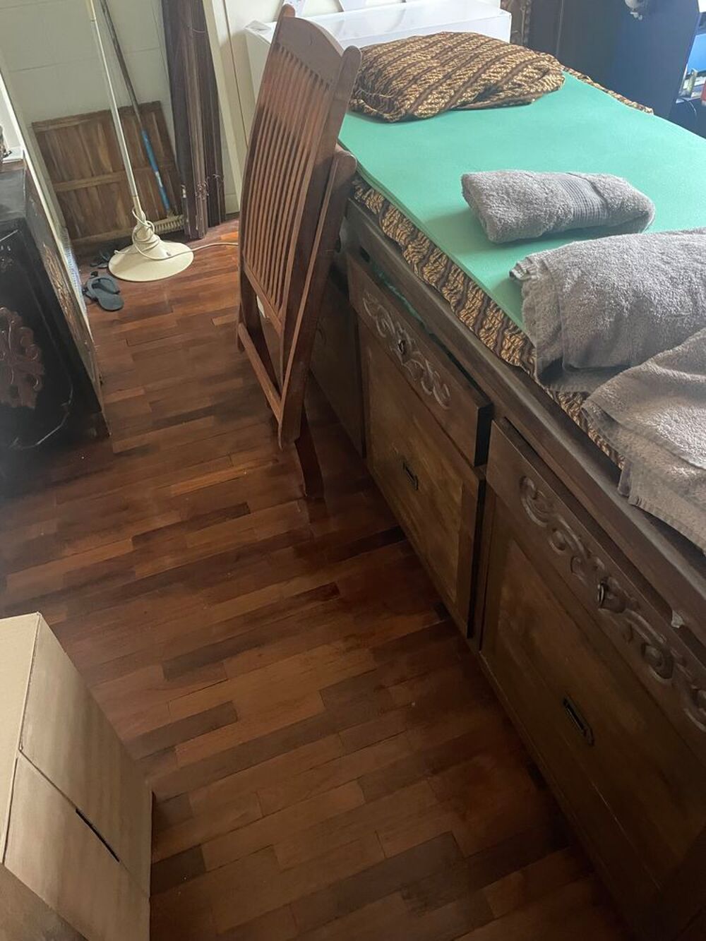 table de massage indon&eacute;sienne en teck en tr&egrave;s bon &eacute;tat avec Meubles