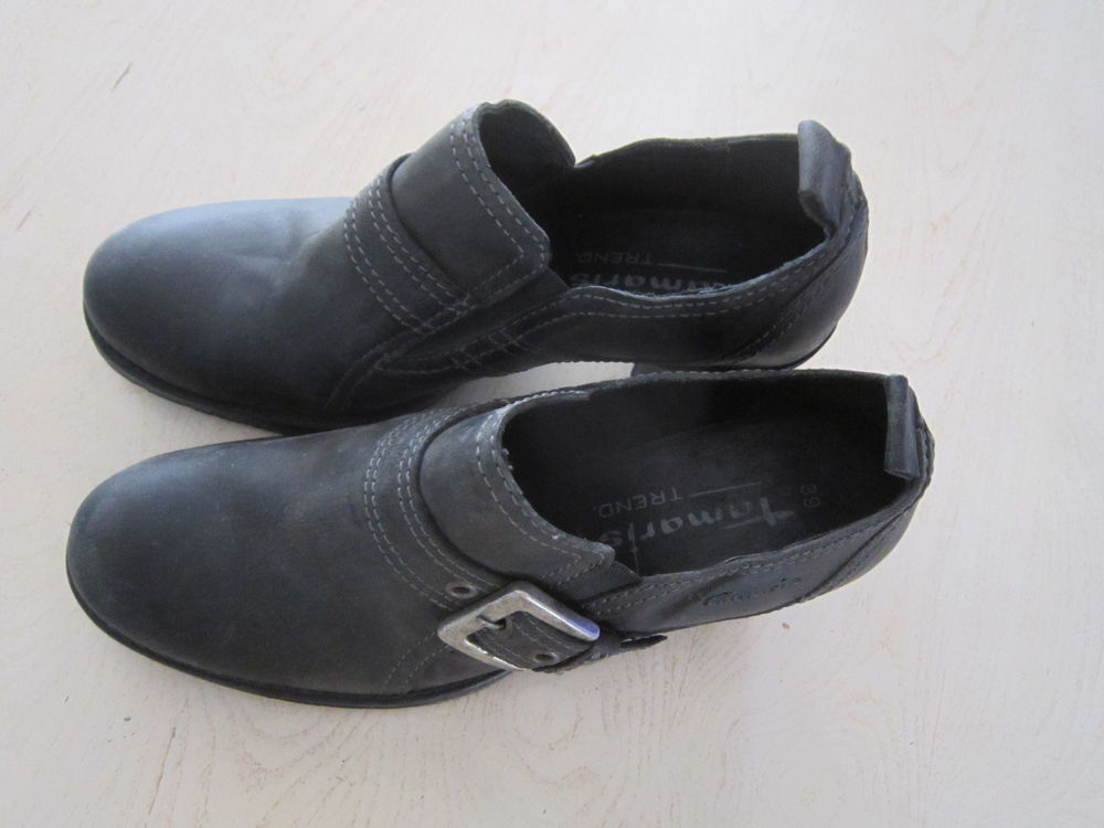 Une paire de bottillons Femme Chaussures