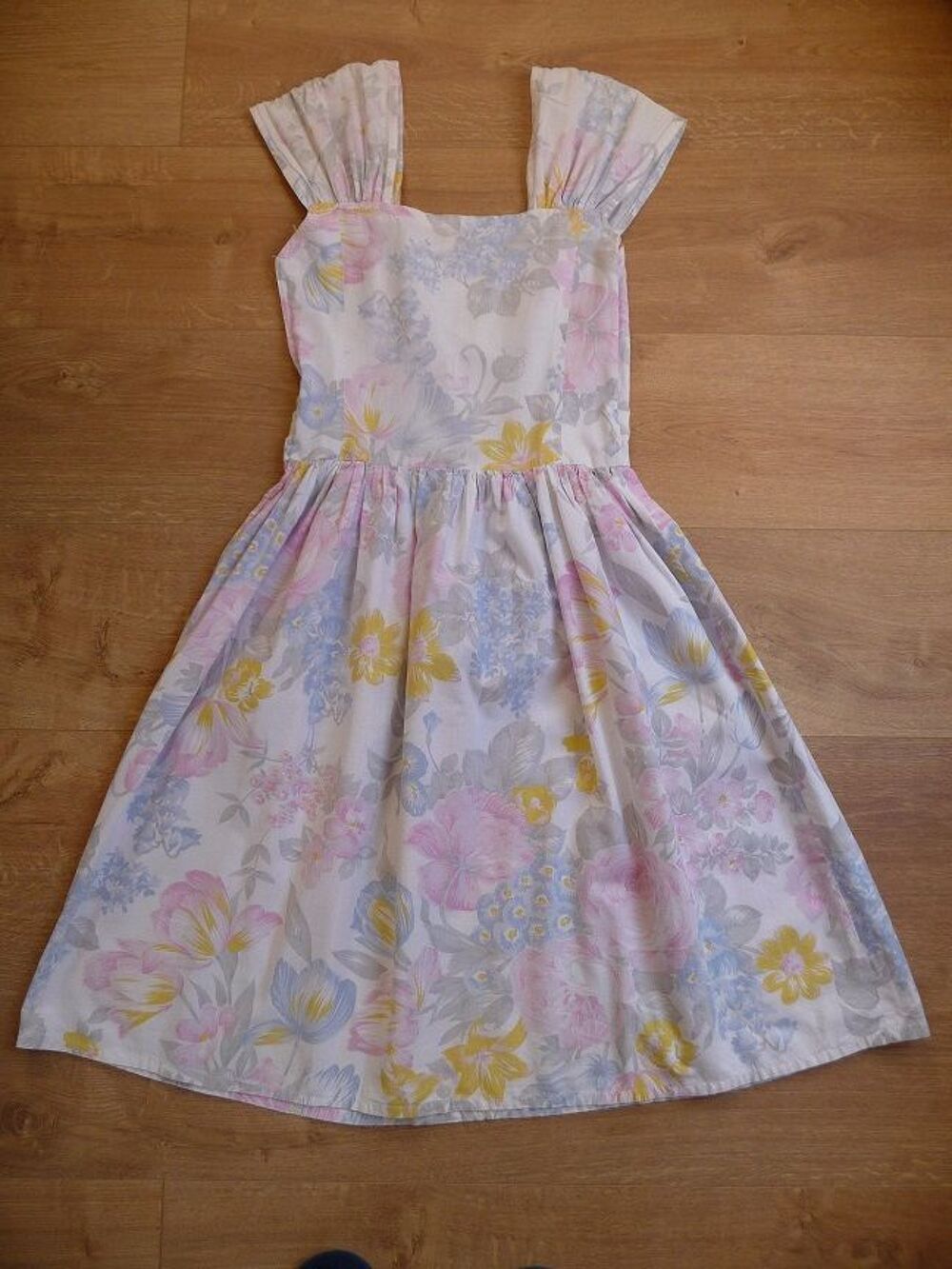 Robe motifs fleurs pastel taille 36 Vêtements