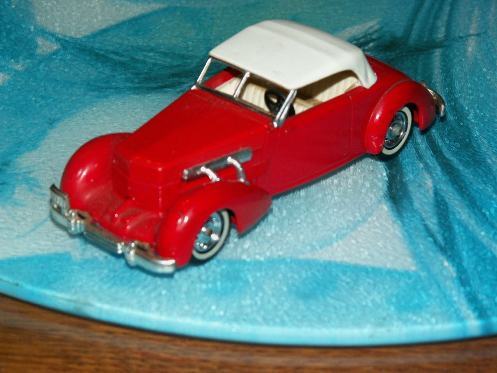 Belle miniature Cord model 812 en m&eacute;tal
Jeux / jouets