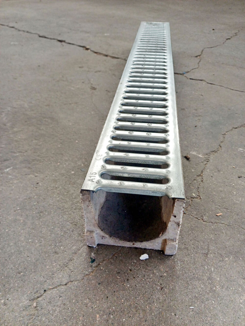 Caniveau PROSELF d'1m et sa grille galva 12cm environ Jardin