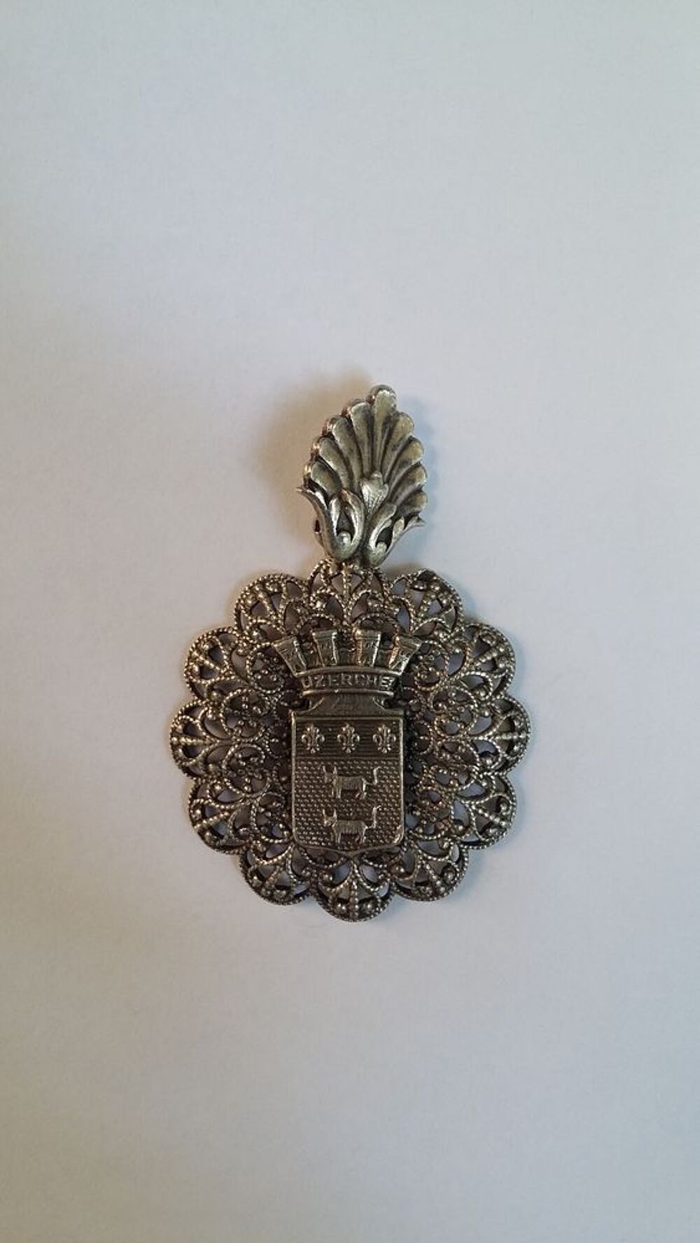 Ancien pendentif avec armoiries Bijoux et montres