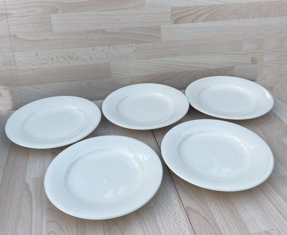 Vintage, lot d'un service &agrave; vaisselle ancien fa&iuml;ence blanche Cuisine