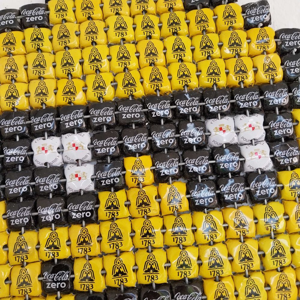 Emoji smiley d&eacute;coration fait &agrave; partir de capsules Coca Cola, Schweppes et Kronenbourg
Dimensions environ 35*36 Décoration