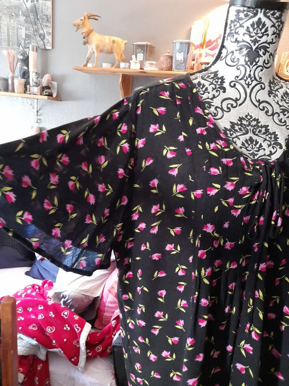 BLOUSE ample avec la&ccedil;age au d&eacute;collett&eacute; et plis religieux T48 Vêtements