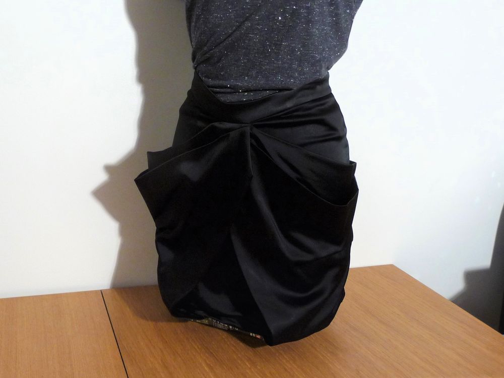 Jupe Noir &agrave; 2 Pans de chaque cot&eacute;- Taille 38- AnnaRita N Vêtements