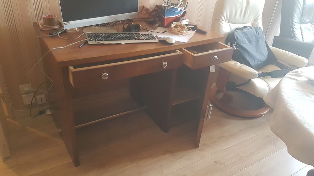 Bureau en bois massif 
Meubles