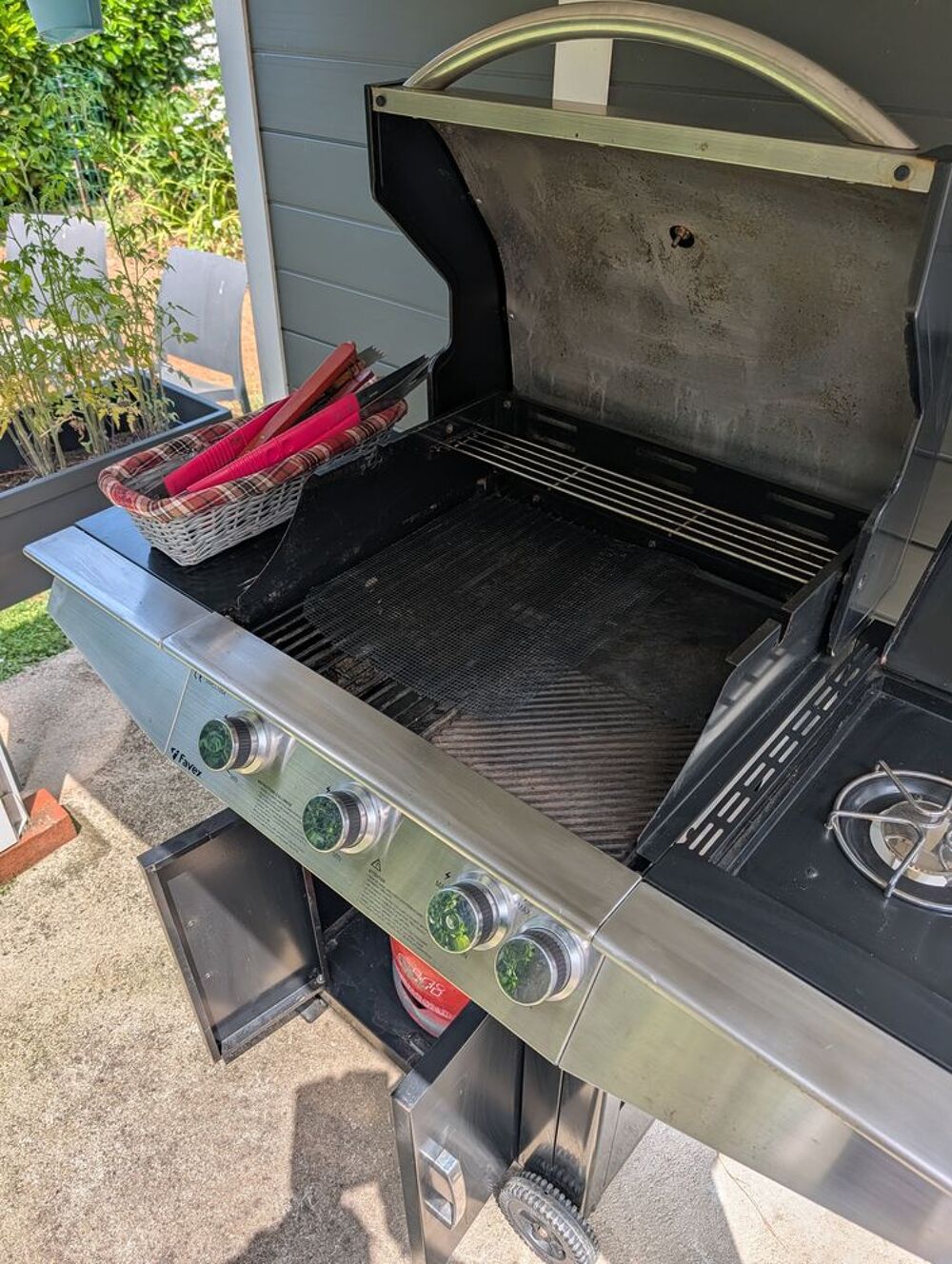 Barbecue+ plancha. Gaz. Jardin