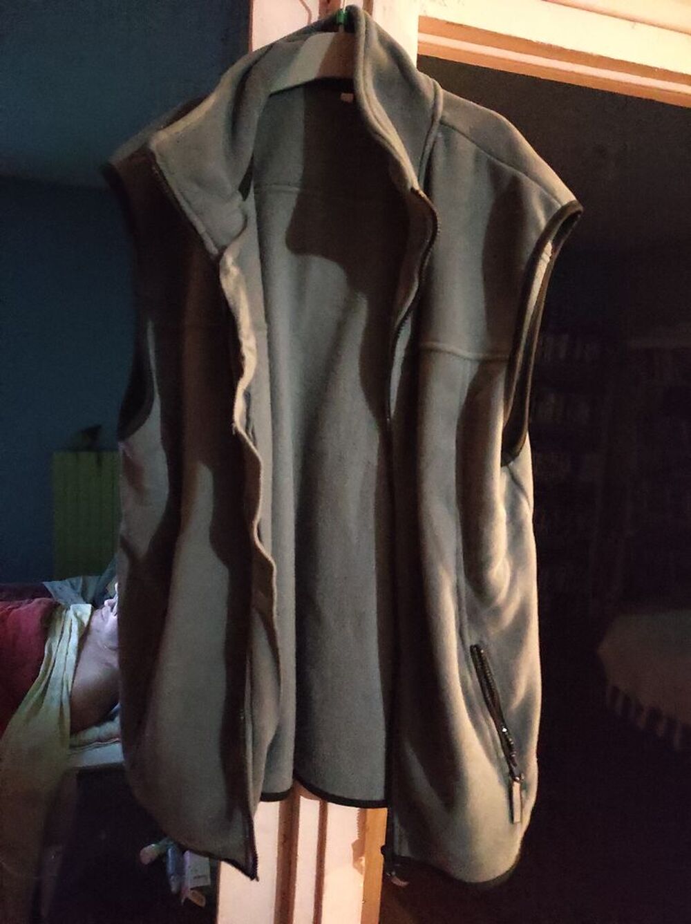 15€ veste l&eacute;g&egrave;re 
Veste sans manches taille L Vêtements
