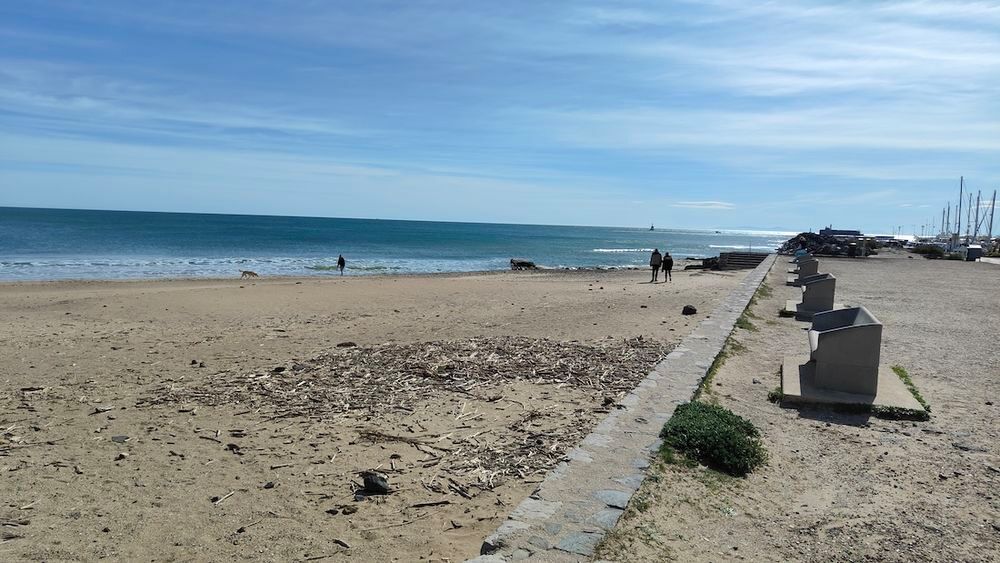 Vente Appartement LE CAP D'AGDE : Secteur Avant Port, à 100 mètre de la plagette, (vue mer), appartement T3 + cellier, traversant et entièrement rénové. Le cap d agde