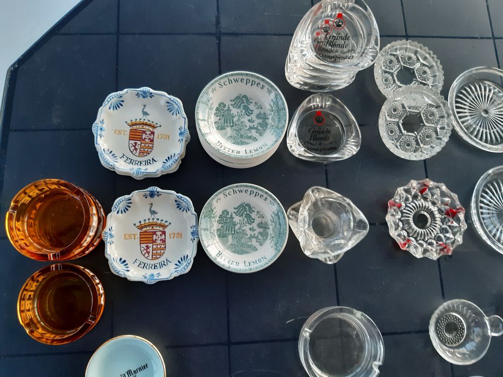 Cendriers &amp; Sous-verres ou bouteilles anciens. Décoration