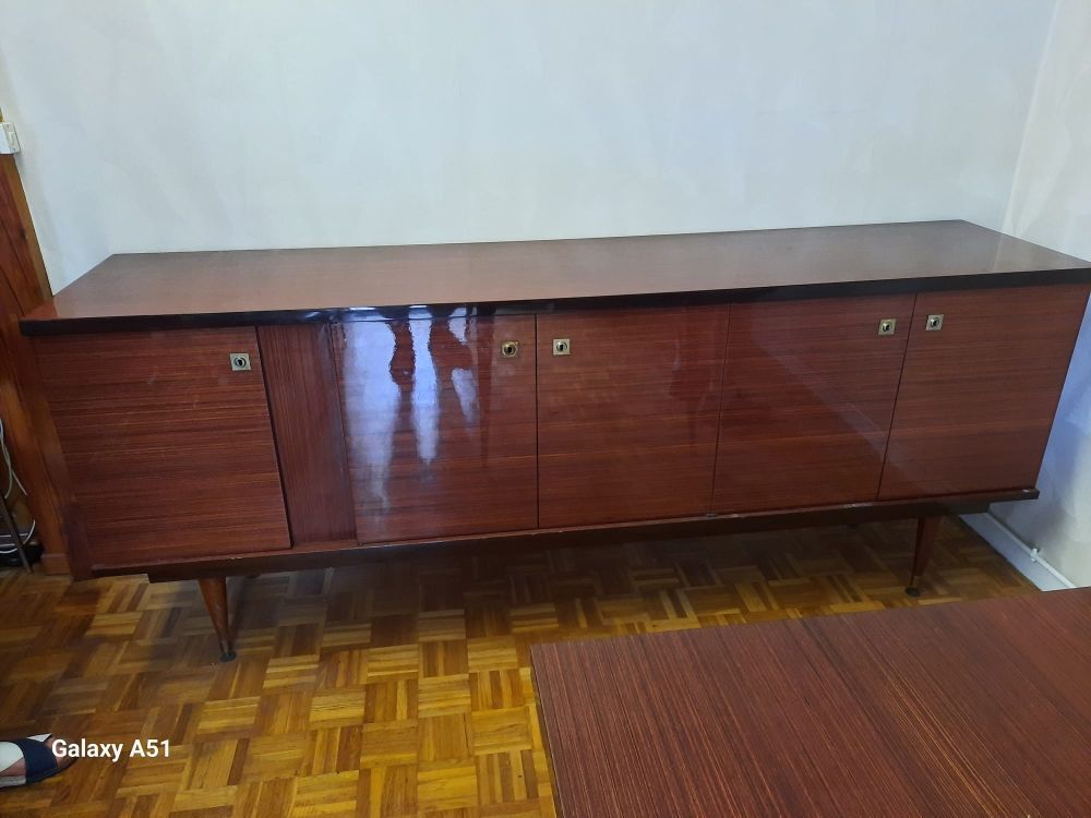 Table et buffet vintage laqu&eacute;s, avec 2 rallonges+ 6 chaises. Meubles