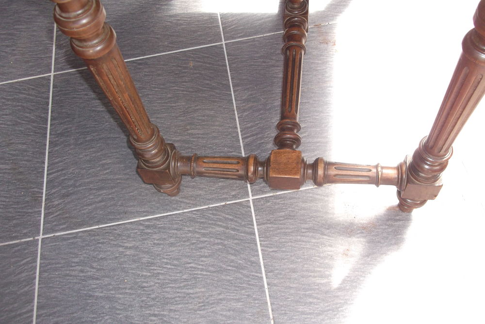 TABLE en MASSIF de 92x60 cm.H.72 cm avec un tiroir
Meubles