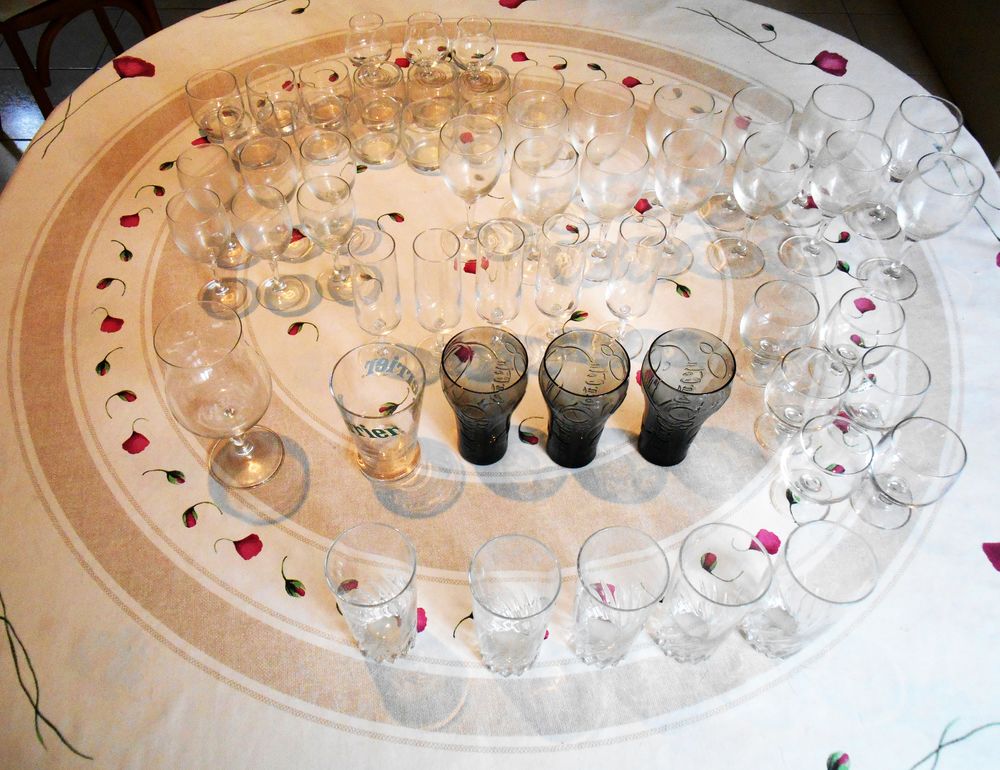 Lot de 56 Verres Diff&eacute;rents
Décoration