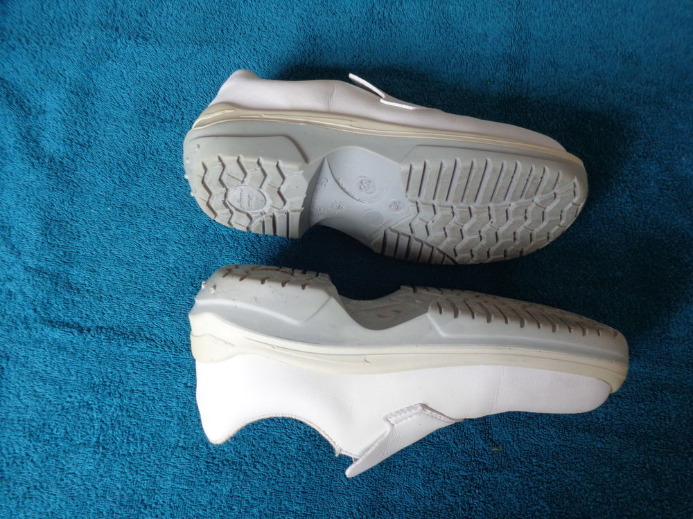 Mocassins de s&eacute;curit&eacute; en cuir blanc marque STM. Chaussures