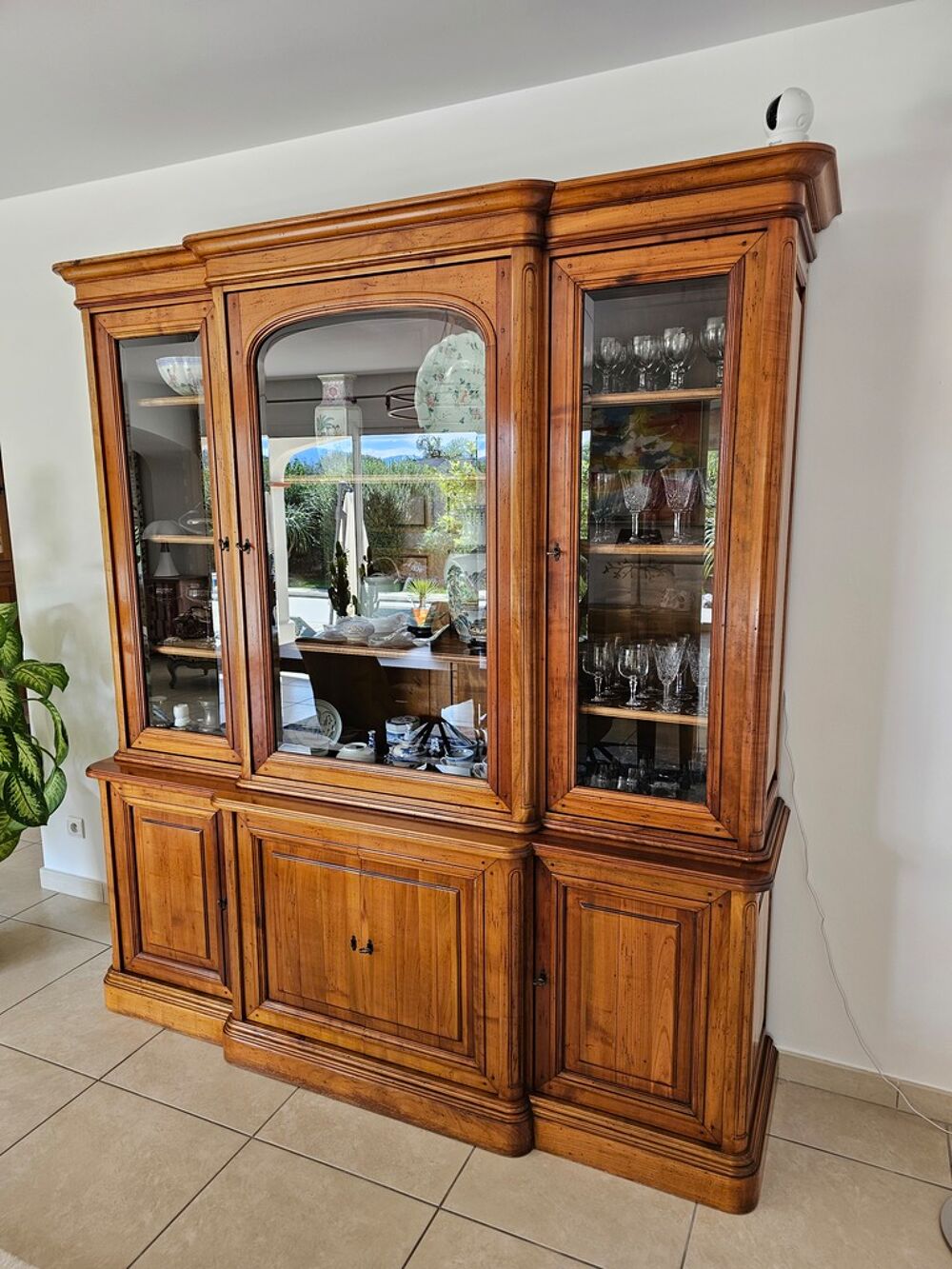 Buffet en bois avec vitrine Meubles