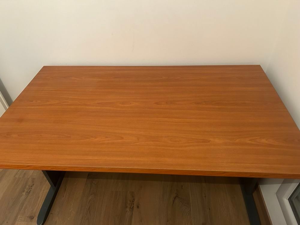 Bureau solide en tr&egrave;s bon &eacute;tat avec chaise Meubles