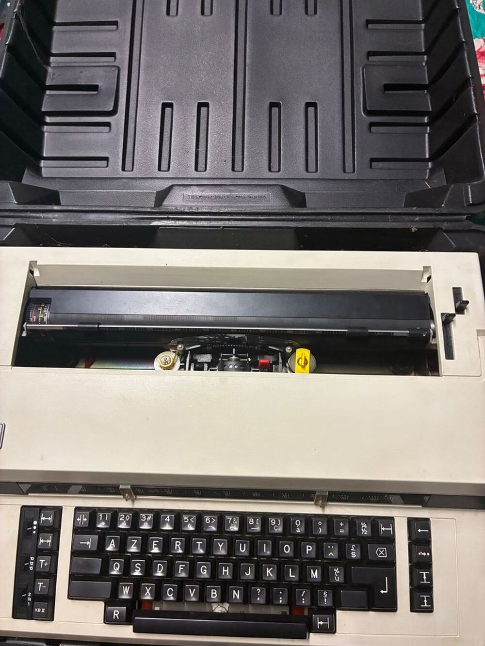 tr&egrave;s belle machine &agrave; &eacute;crire &eacute;lectronique 