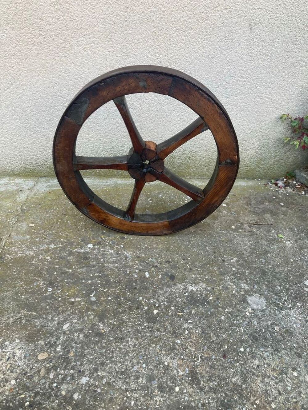 roue bois entourage m&eacute;tallique Meubles