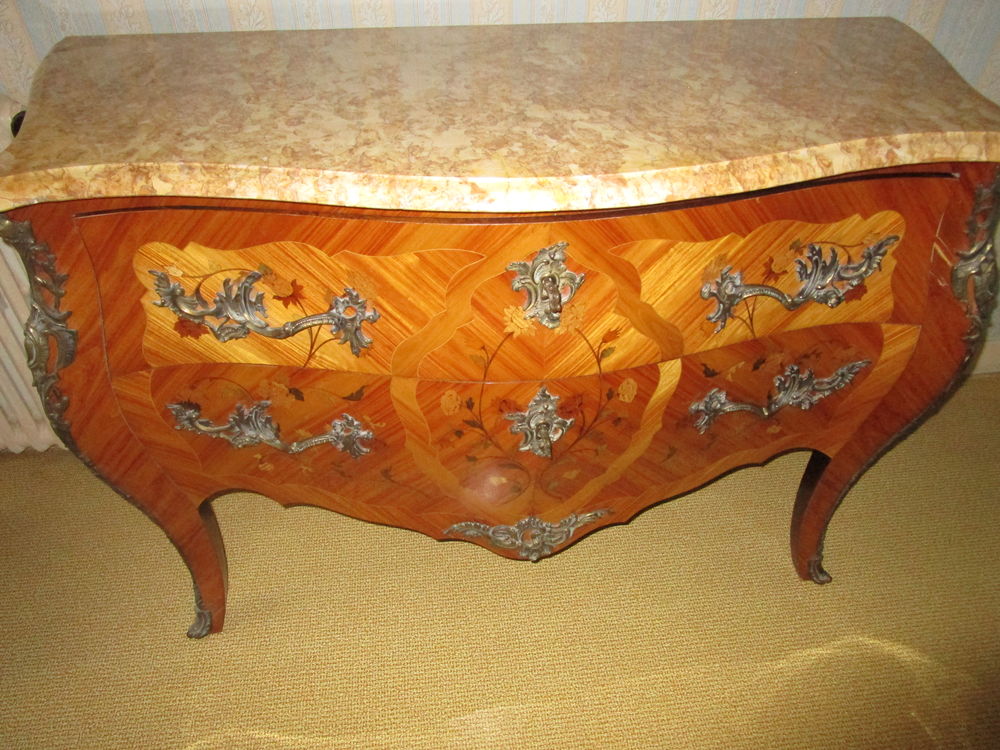commode bois de rose et marqueterie de St. Louis XV Meubles