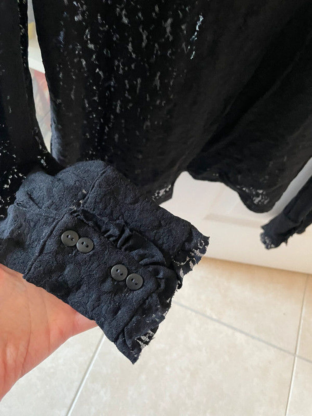 Chemisier dentelle noire
Vêtements