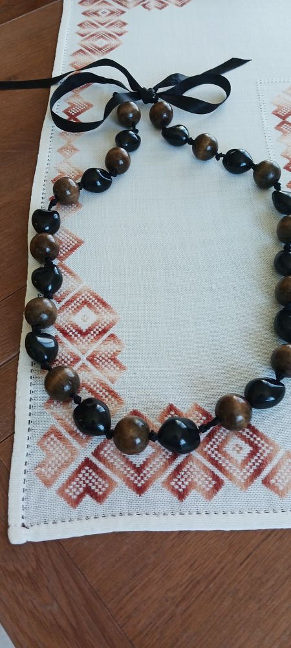 Collier grosses perles en bois Bijoux et montres