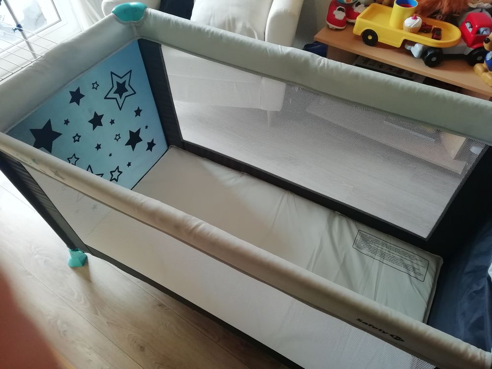 Lit parapluie et son matelat comme neuf Puériculture