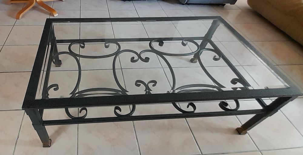 Table basse en fer forg&eacute; avec plateau en verre.
Meubles