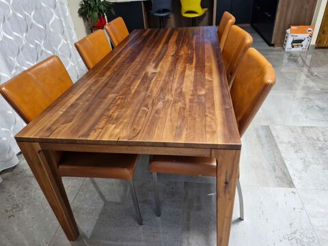 Table en bois massif avec 6 chaises en cuir. 620 Houtaud (25)