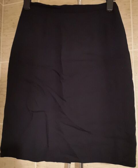 Jupe droite noire   courte    Taille 40
4 Narbonne (11)