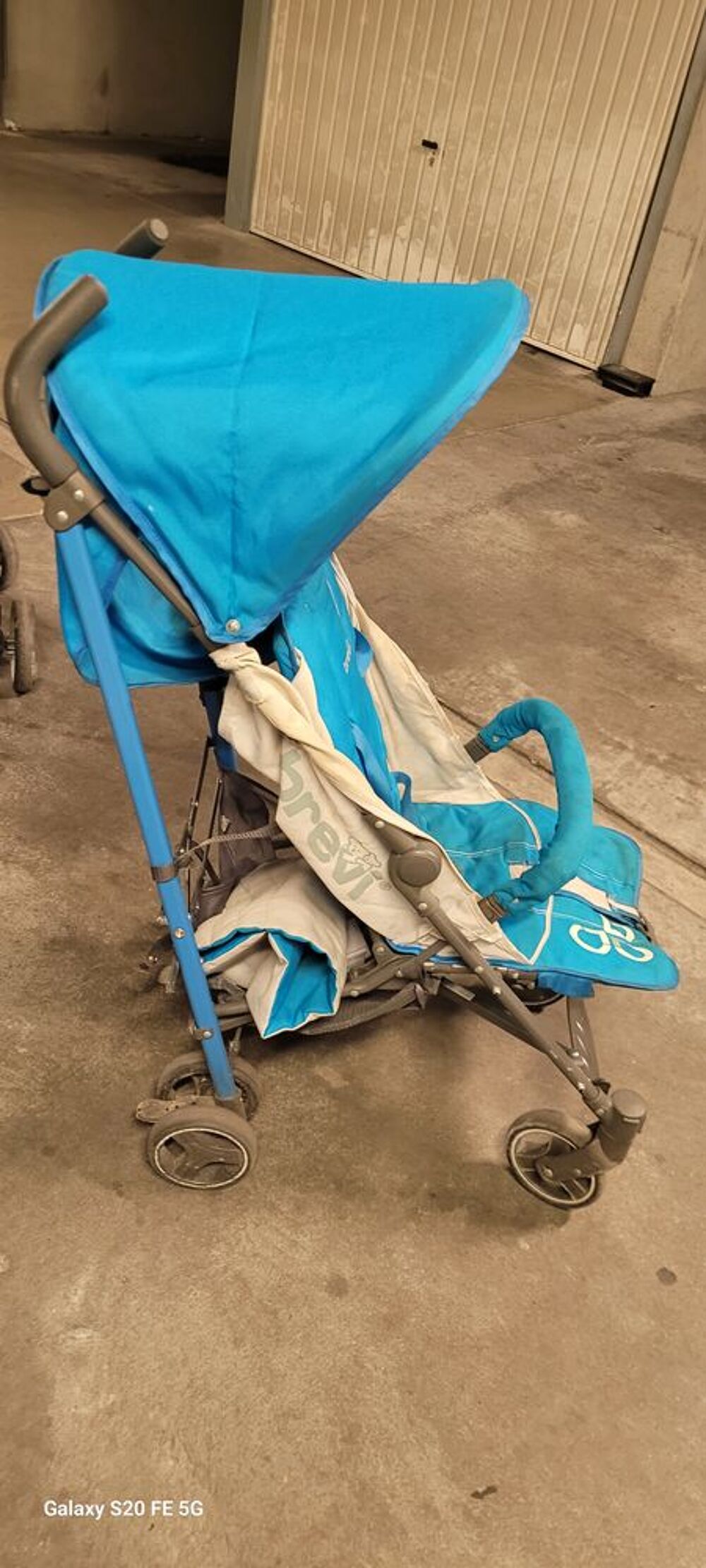 Poussette canne. Puériculture