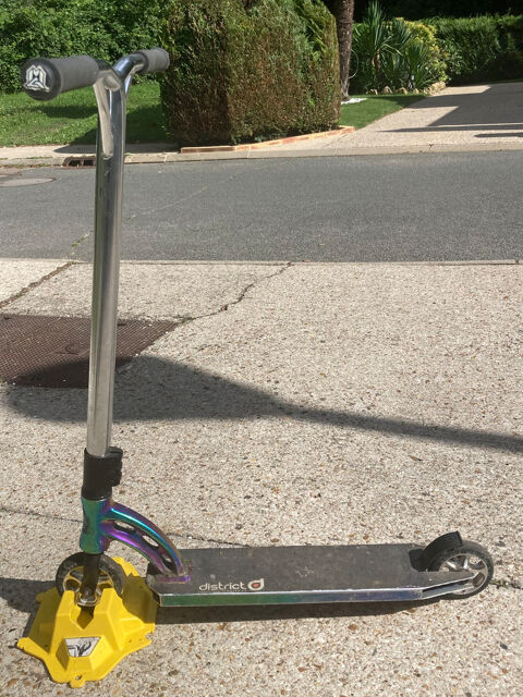 Trottinette en bon �tat avec son socle de rangement 20 Soisy-sur-Seine (91)