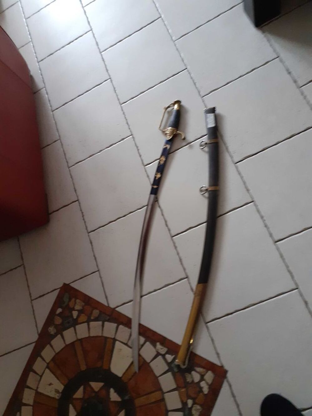 sabre d&eacute;coration chasseur &agrave; cheval lame bleue et Marin de la garde grav&eacute; 