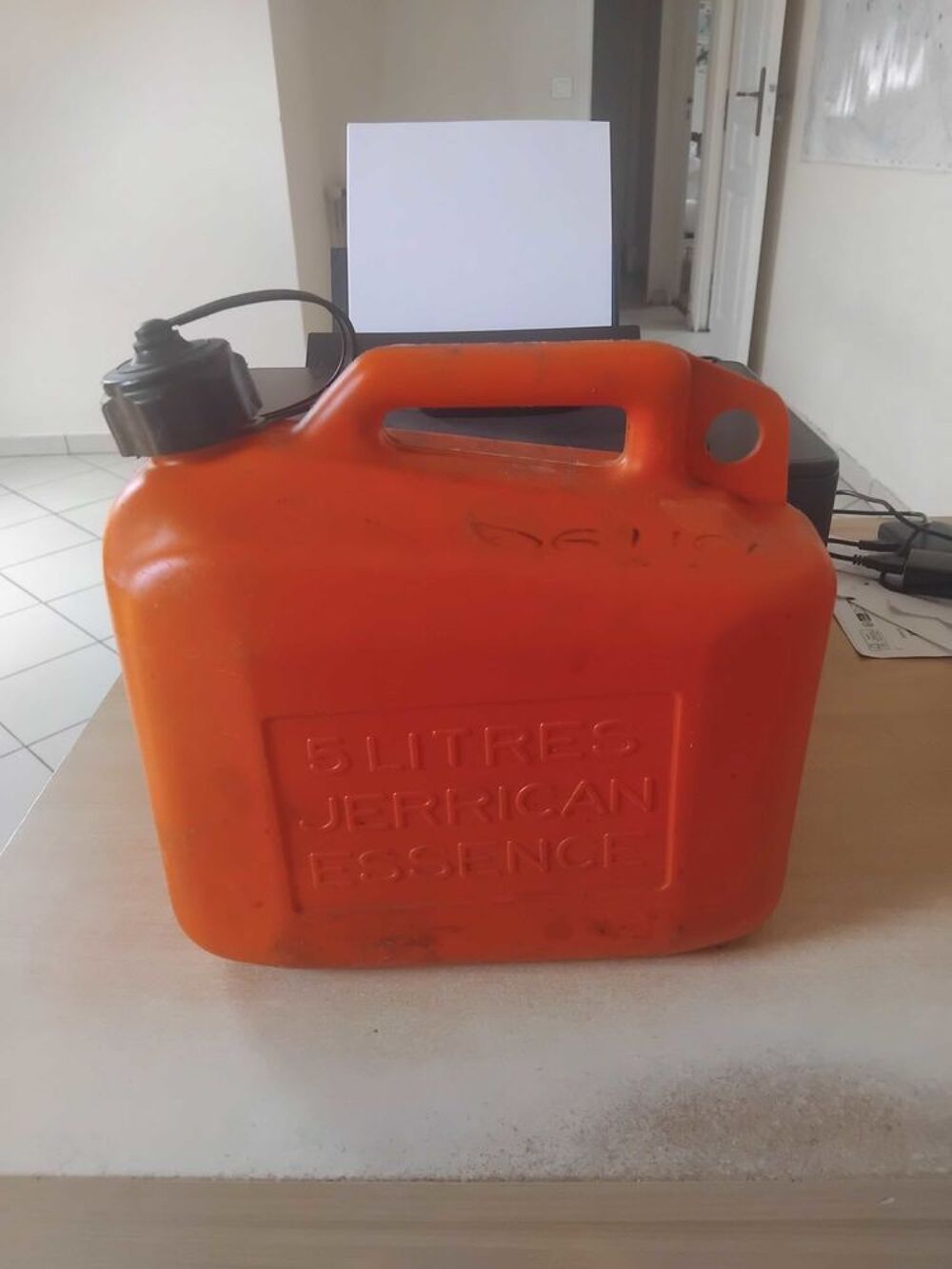 bidon de 5 litres rouge . Jardin