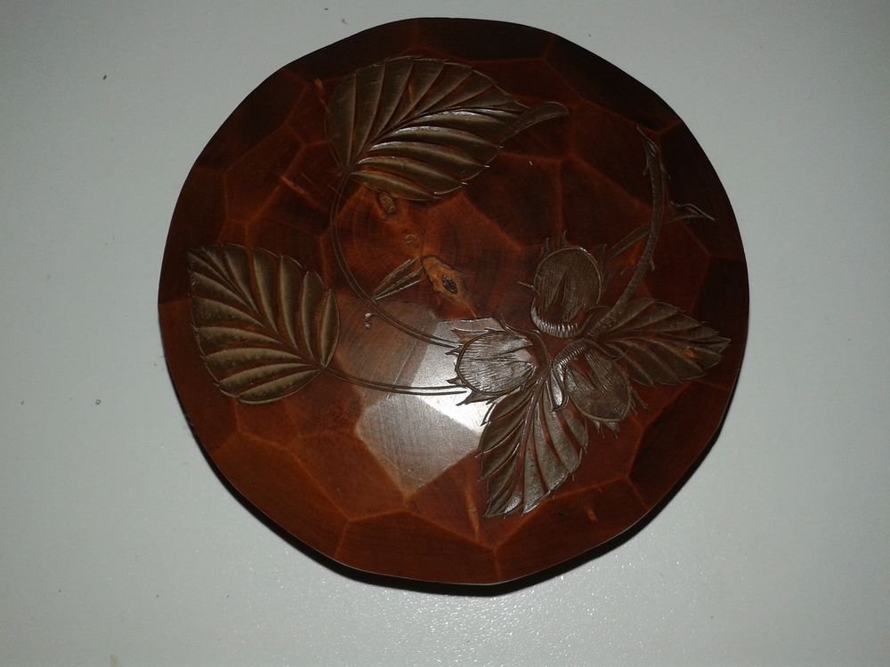 Boite ronde ancienne en bois motif feuillage de noisetier Décoration