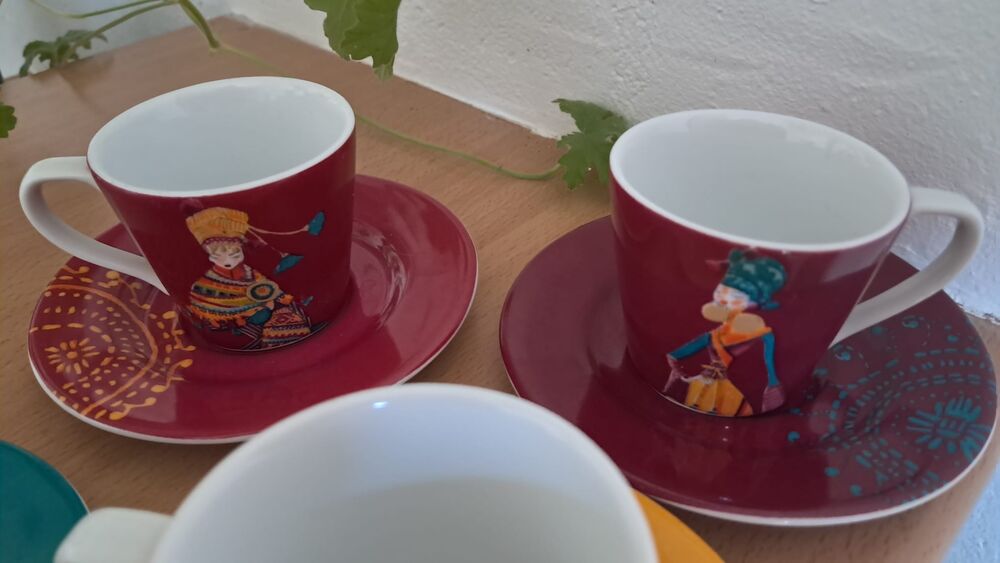 Lot de tasses &agrave; caf&eacute; &eacute;thniques. Electroménager