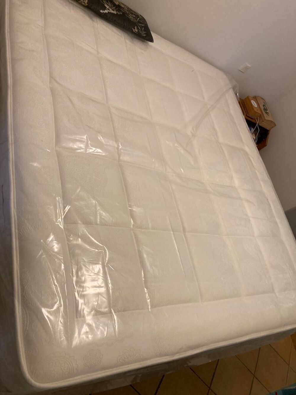 matelas blanc extra ferme 180/200 parfait &eacute;tat .475 euros. Meubles