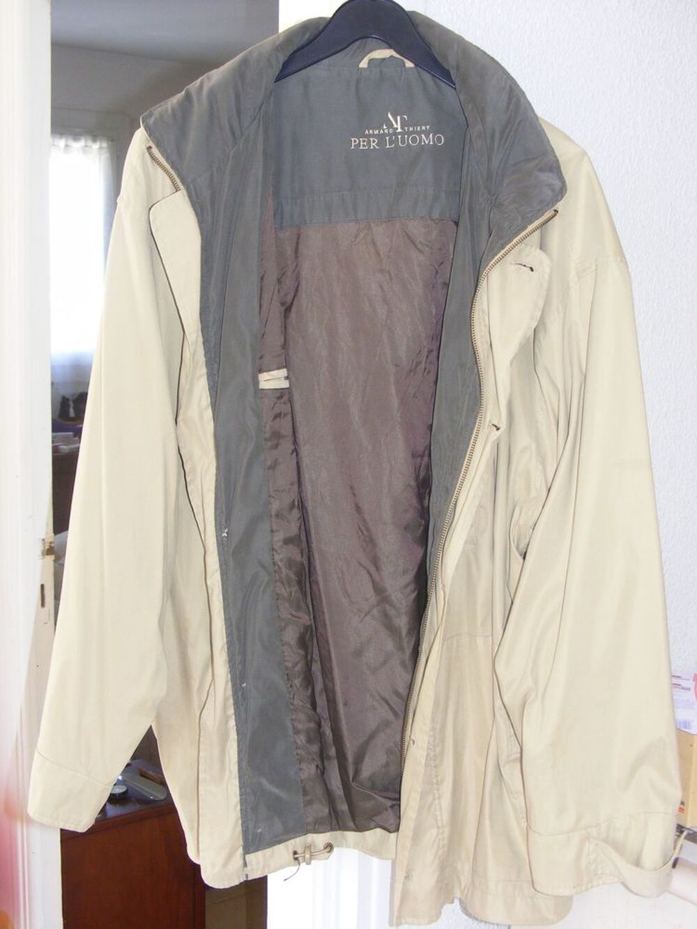 Veste imperm&eacute;able avec capuche Vêtements