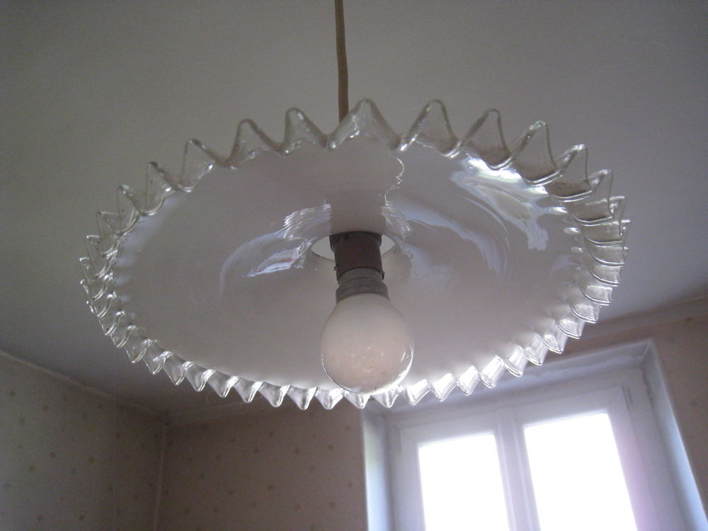 Suspension vintage en opaline dentel&eacute;e Décoration