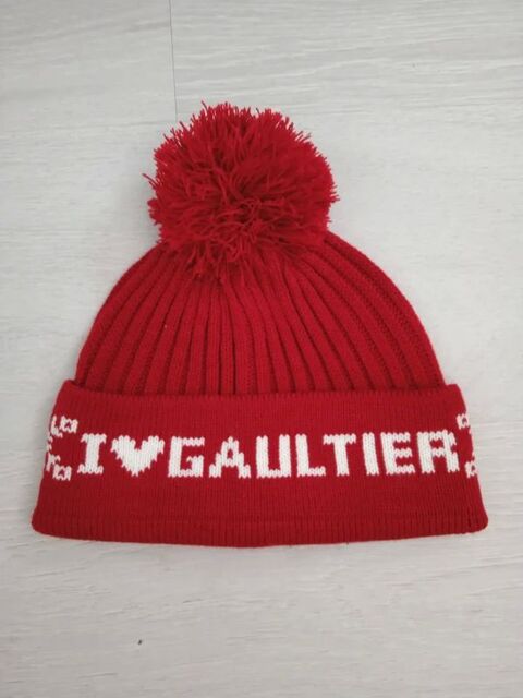 Bonnet rouge avec gros pompom, Jean Paul Gaultier 15 Petit-Mars (44)