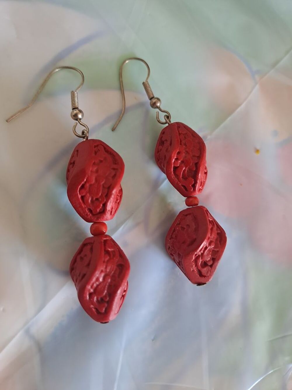 Lot de boucles d'oreilles en cinabre Bijoux et montres