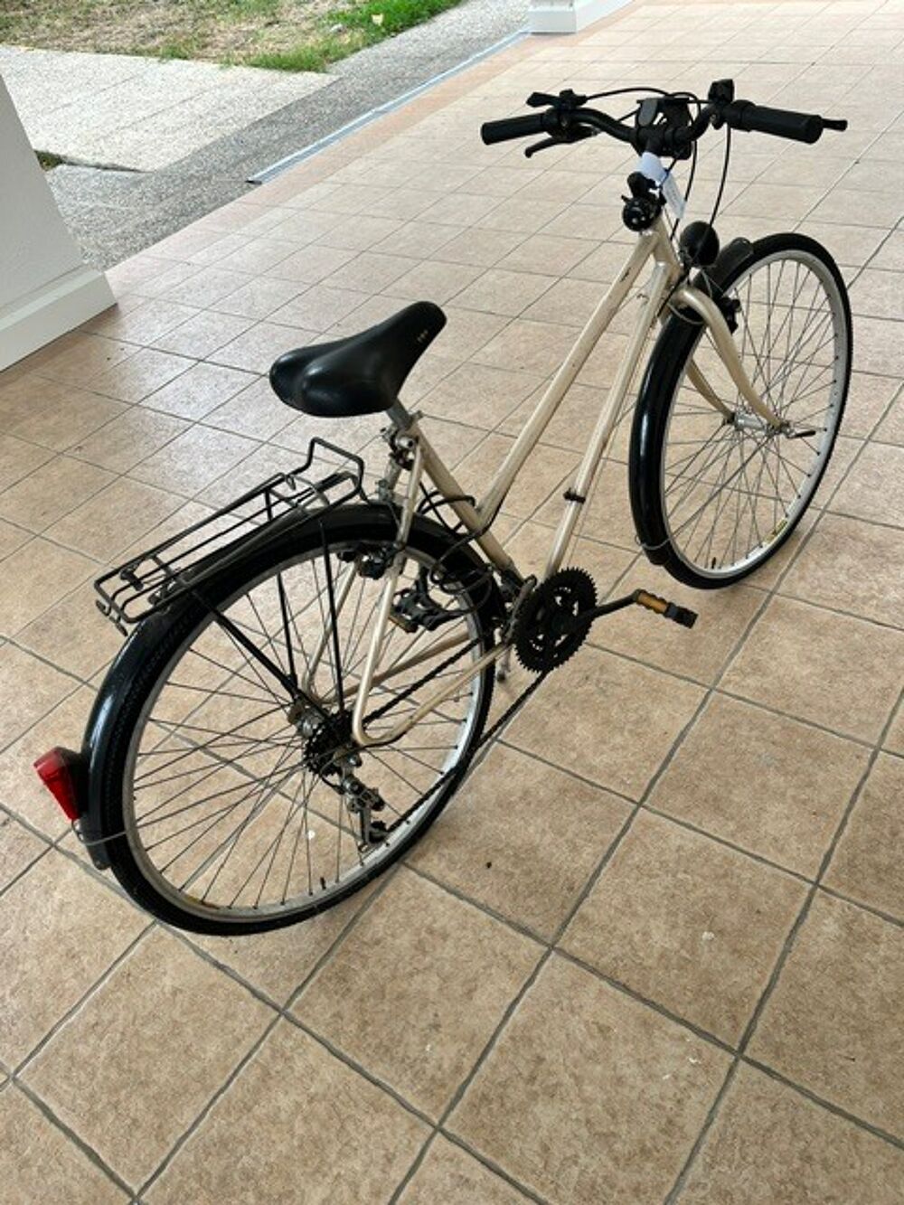 V&eacute;lo de ville beige porte-bagages Vélos