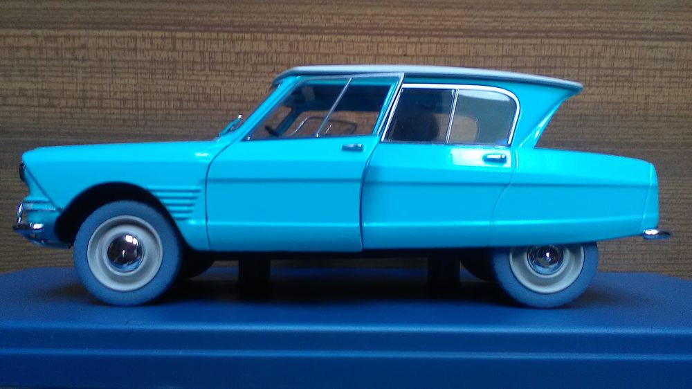 VOITURE DE TINTIN LA N&deg;18 "" L' AMI 6 DU DOCTEUR "" 